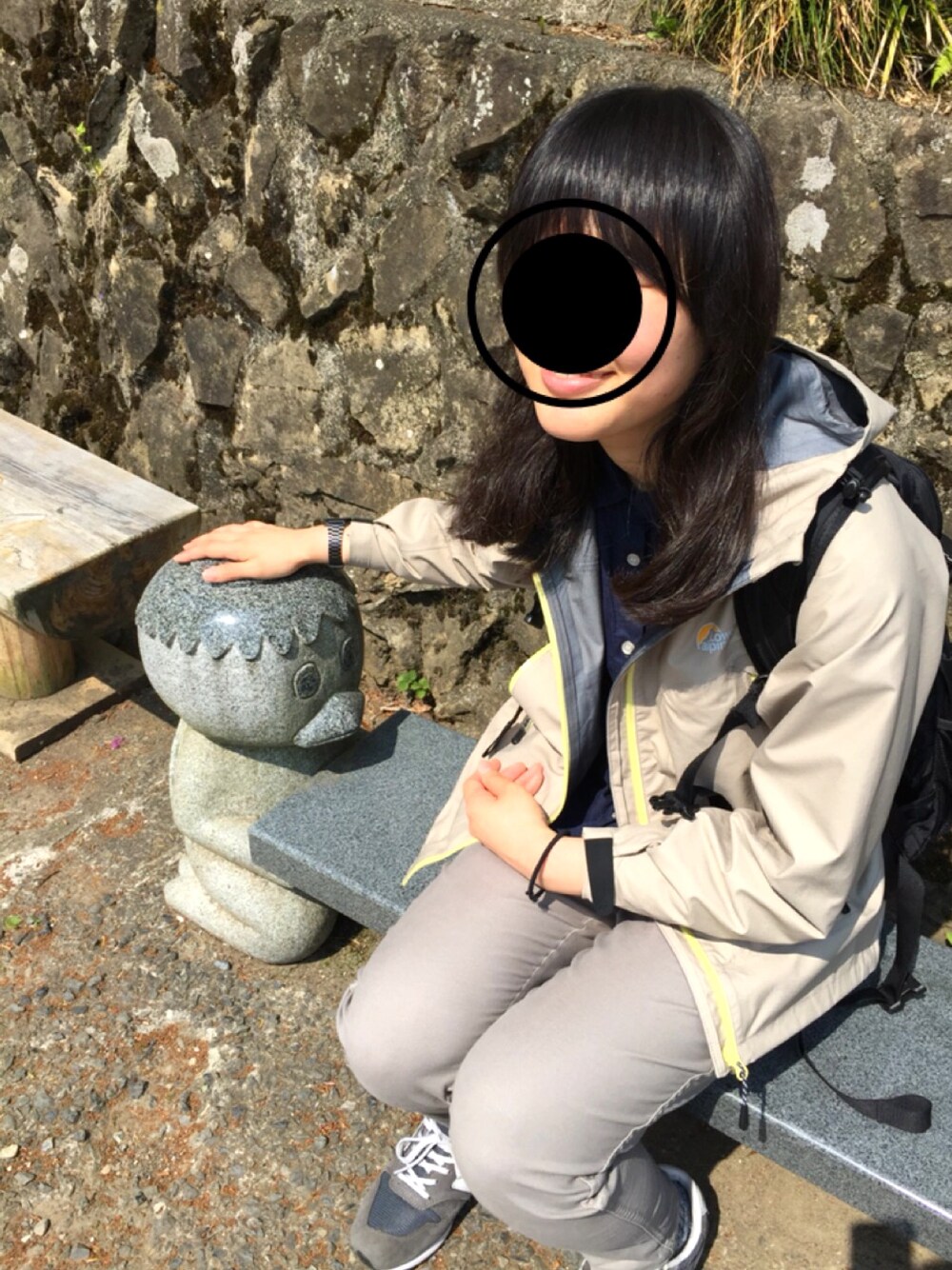 「山登りスタイル」｜「アウトドアショップのアイテム（マウンテンパーカー、ベージュ系）」を使った、さっささん（レディース・162cm）の春コーディネートの1枚目の写真