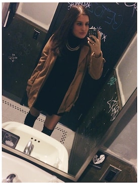 「NYC」｜「アイテム（トレンチコート）」を使った、Mariel Shinnickさん（レディース・173cm）の冬コーディネート