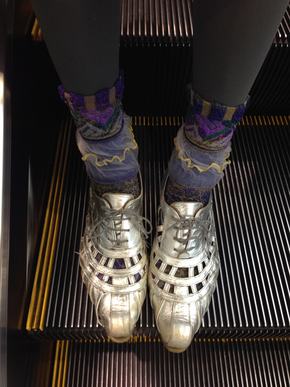 パープル系のソックス/靴下を着用したレディースの春コーディネートの1枚目の写真