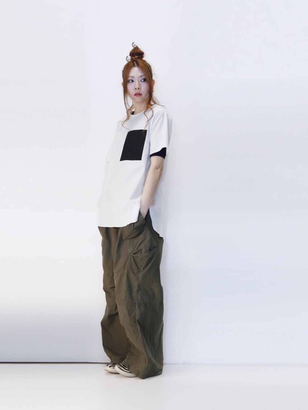 「大人カジュアル、シンプル、ワイドパンツ」｜「OKIRAKUのアイテム（Tシャツ/カットソー、ホワイト系）」を使った、Sachiko Moriutiさん（レディース・168cm）の冬コーディネートの1枚目の写真
