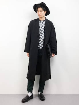 「総柄トップス」｜「アイテム（チェスターコート）」を使った、武井一輝さん（メンズ・173cm）の秋コーディネート