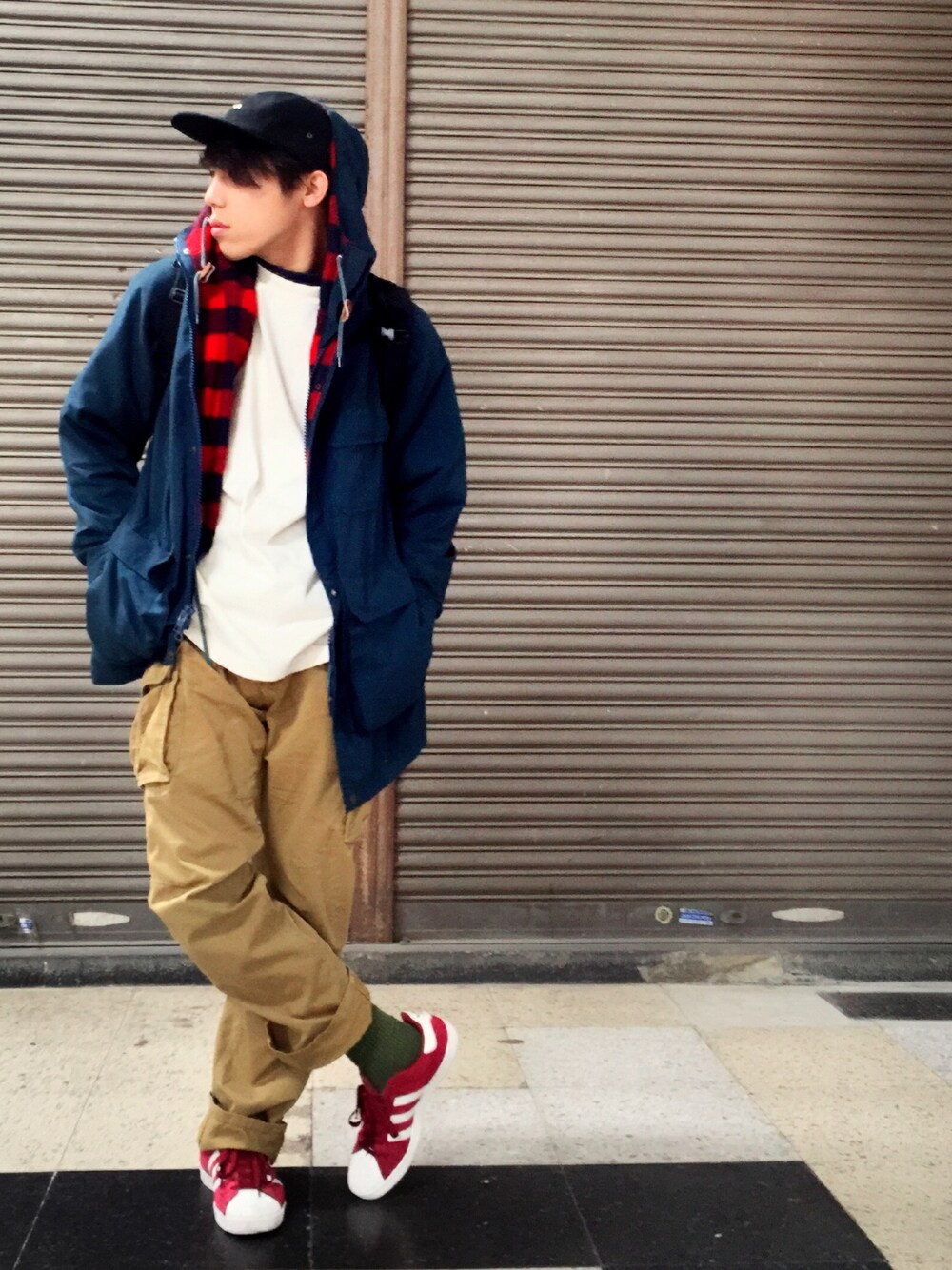 「ストリート、スケータースタイル、古着、スーパースター、adidas、CAMBER、OBEY、オーバーサイズ、TOMMY HILFIGER」｜「OBEYのSTANDARD 5 PANEL（キャップ、ブラック系）」を使った、よこちんさん（メンズ・173cm）の冬コーディネートの1枚目の写真