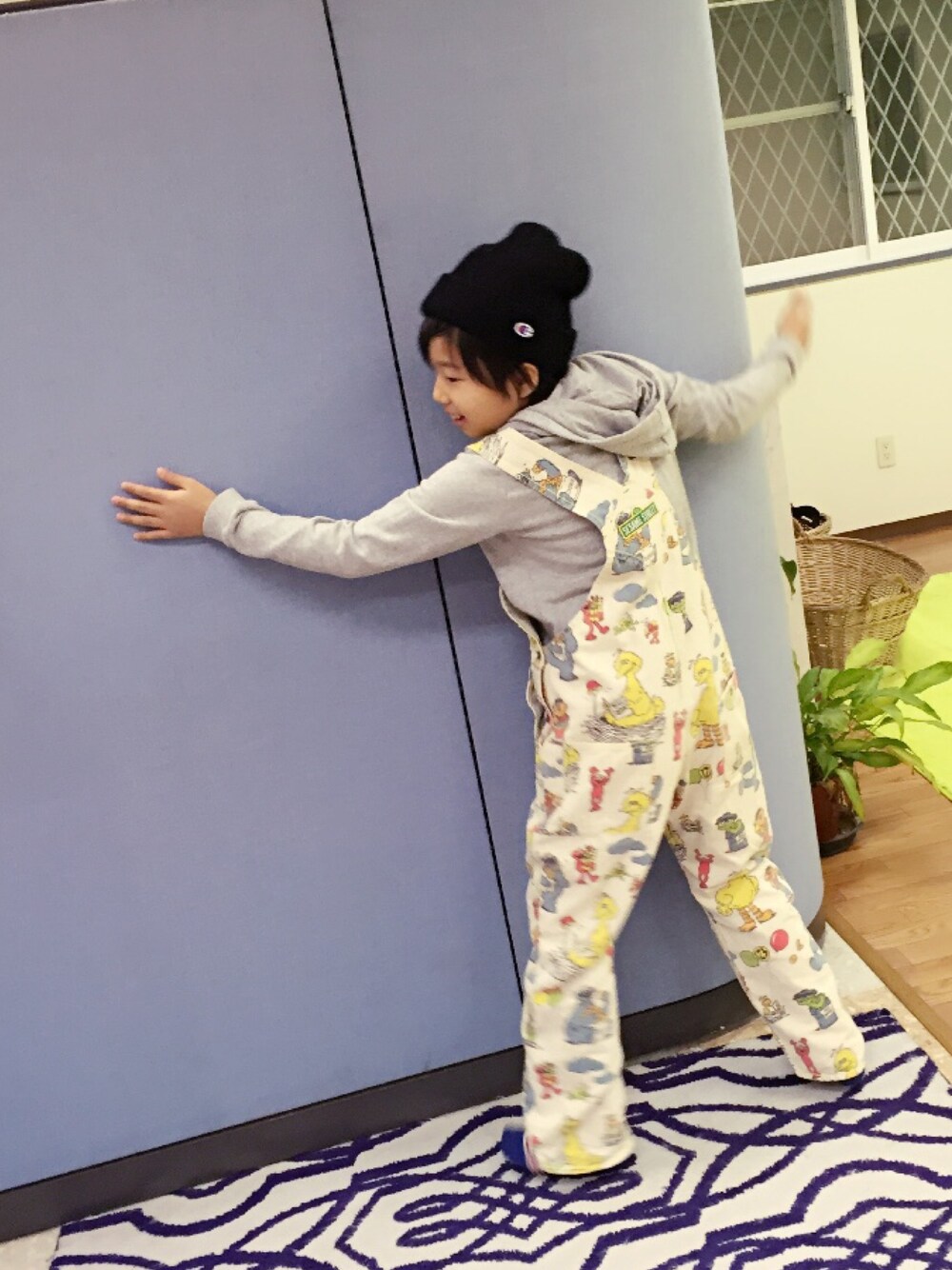 「セサミストリート、サロペット、ニット帽、パーカー グレー、One deux Boo」｜「adidasのオリジナルス パーカー [ADI TREFOIL HOODIE]（パーカー、グレー系）」を使った、Ryu-ha☺︎︎さん（キッズ・140cm）の冬コーディネートの1枚目の写真