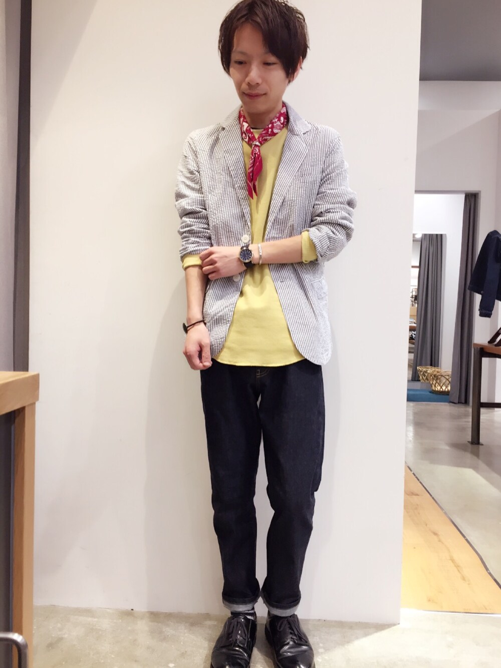 ホワイト系のジャケット/アウター、イエロー系のTシャツ/カットソー、ブルー系のその他パンツを着用したメンズの春コーディネートの1枚目の写真