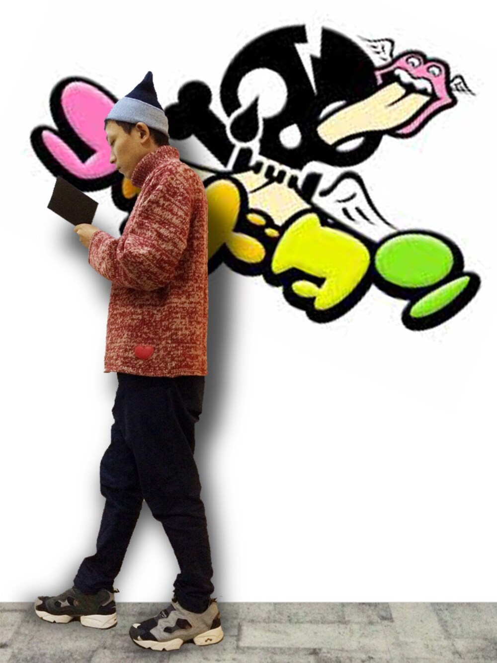 レッド系のニット/セーター、ブルー系のその他パンツ、グレー系のスニーカーを着用したメンズの冬コーディネートの1枚目の写真