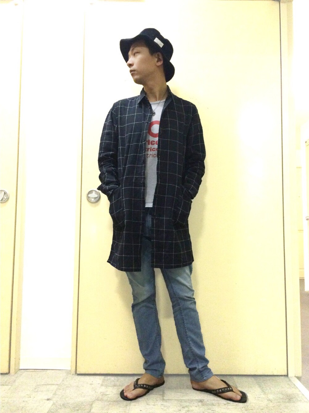 その他のシャツ/ブラウス、ブルー系のデニムパンツ、ブラック系のサンダルを着用したメンズの春コーディネートの1枚目の写真