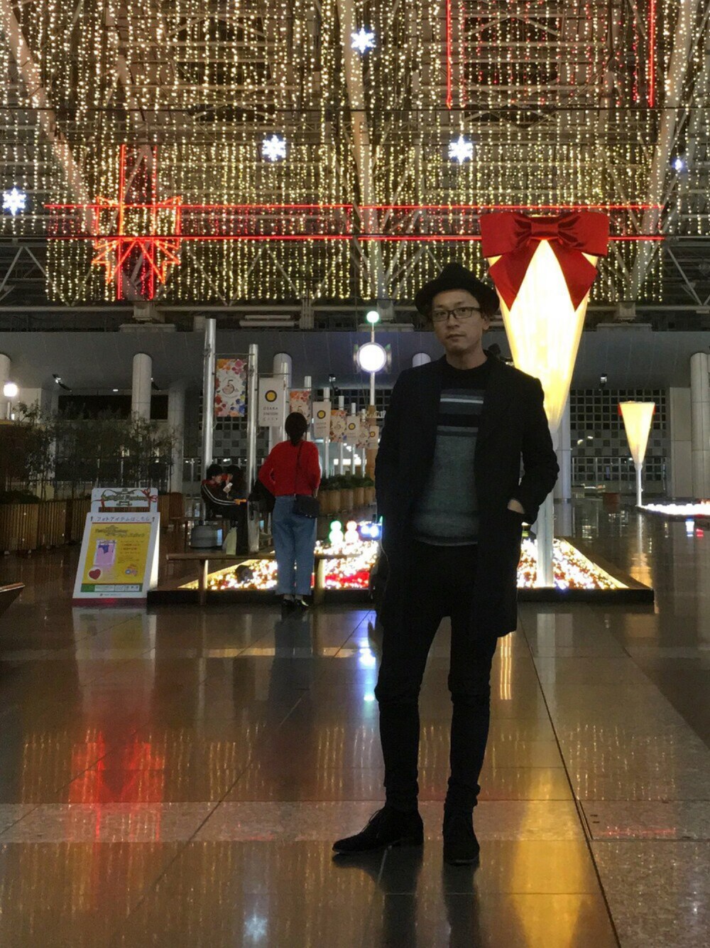 「オトナカジュアル、ハット、めがね、チェスターコート、黒スキニー、デザートブーツ、冬コーデ、UNIQLO、パーティースタイル」｜「URBAN RESEARCH DOORS MENSのDOORS WOOL HAT（ハット、ブラック系）」を使った、チャムさん（メンズ・168cm）の秋コーディネートの1枚目の写真