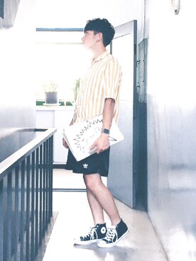 「アイテム（クラッチバッグ、ホワイト系）」を使った、坂口 寿一朗さん（メンズ・171cm）の秋コーディネート