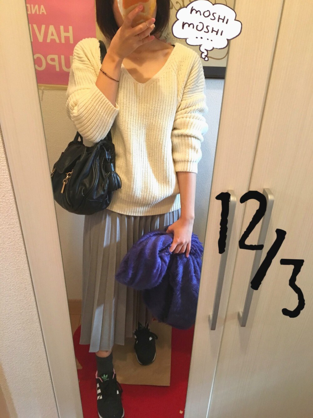 ホワイト系のニット/セーター、ブラック系のスニーカー、グレー系のスカートを着用したレディースの冬コーディネートの1枚目の写真