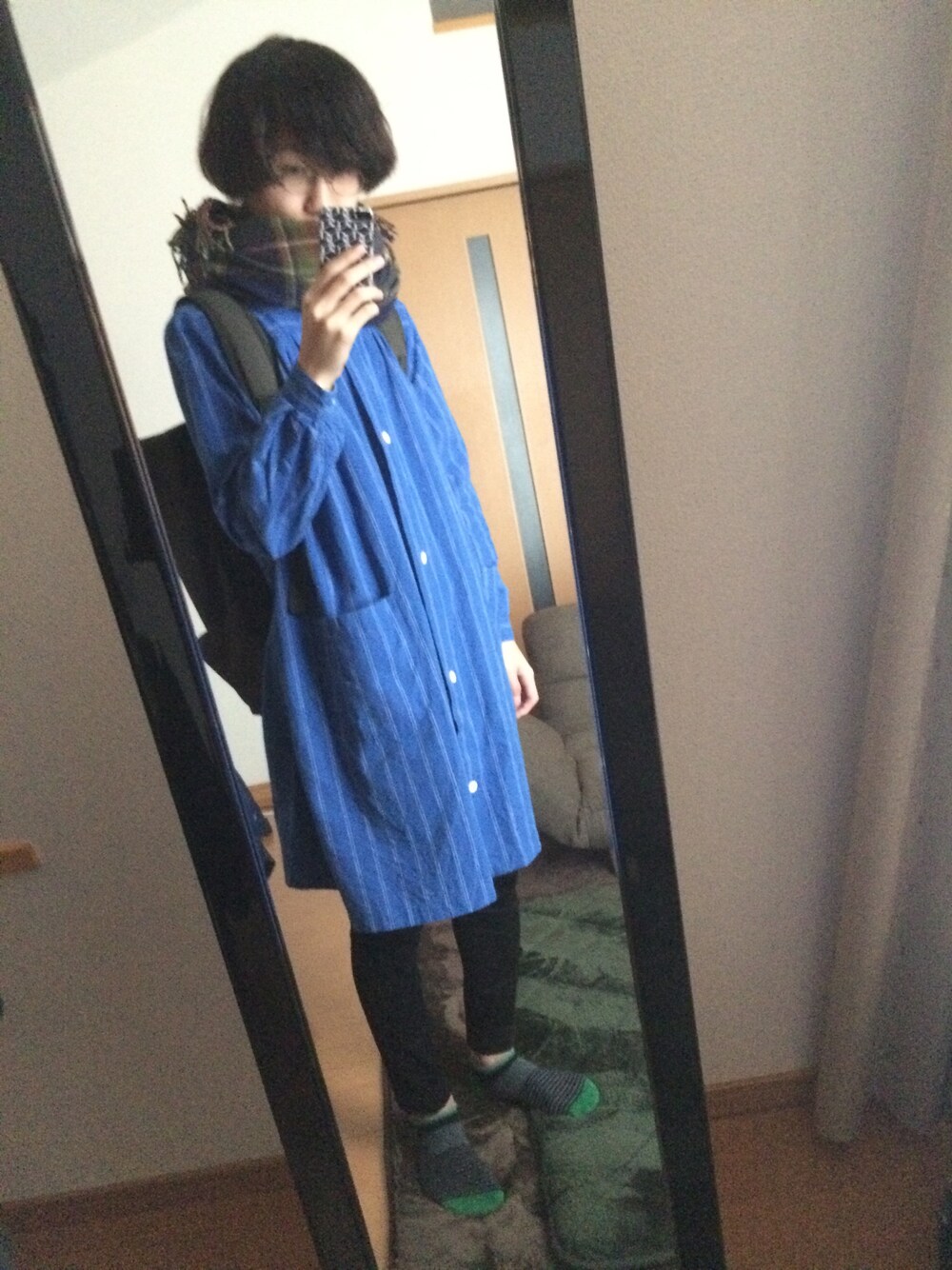 「シャツワンピ、ノーカラーシャツ、ストライプ、マフラーぐるぐる、リュック、スキニー、リメイク、古着、used、UNIQLO」｜「usedのアイテム（シャツワンピース、ブルー系）」を使った、はー。さん（メンズ・171cm）の秋コーディネートの1枚目の写真