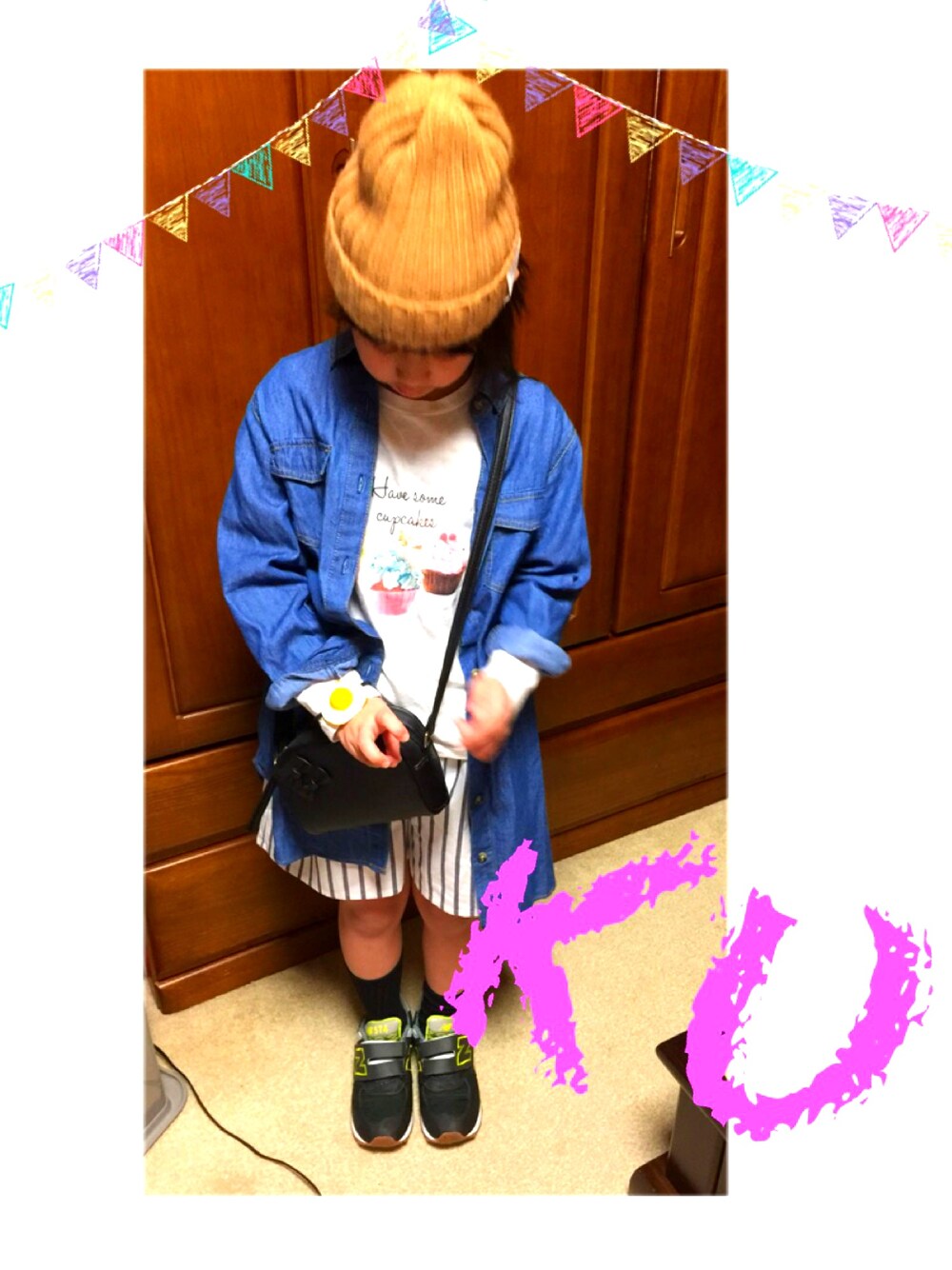 「キッズコーデ、ニット帽、ダンガリーシャツ、ガウチョパンツ、めだまやき、ショルダーバッグ、プティマイン、スニーカー、ニューバランス」｜「URBAN RESEARCH DOORS KIDSのFORK＆SPOON ニットキャップ（ニットキャップ/ビーニー、イエロー系）」を使った、☆★KU★☆さん（キッズ・120cm）の冬コーディネートの1枚目の写真