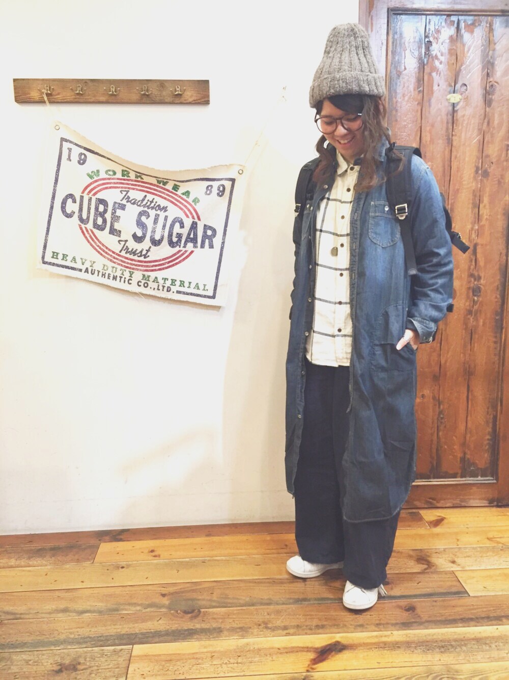 「CUBE SUGAR、CUBESUGAR、キューブシュガー、キューブシュガー(CUBE SUGAR)」｜「CUBE SUGARの7.5ozデニム シャツワンピース(（シャツワンピース、ブルー系）」を使った、Mayuka Yamamotoさん（レディース・162cm）の秋コーディネートの1枚目の写真