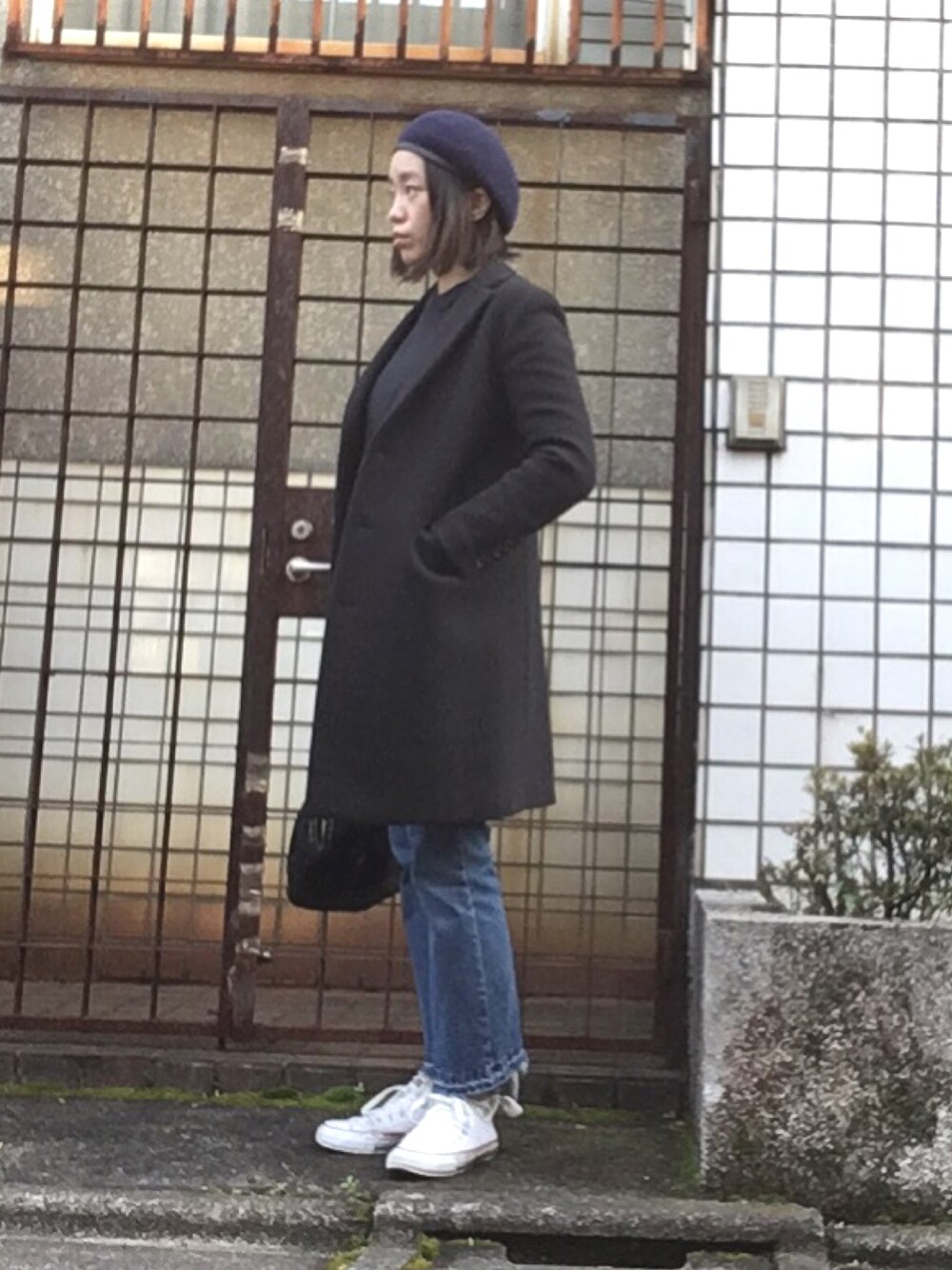 「冬、カジュアルコーデ、大人カジュアル、ゆるコーデ、きれいめカジュアル、スニーカー、デニム」｜「CONVERSEのCT LEATHER LOW（シューズ、ホワイト系）」を使った、maimieさん（レディース・159cm）の秋コーディネートの1枚目の写真
