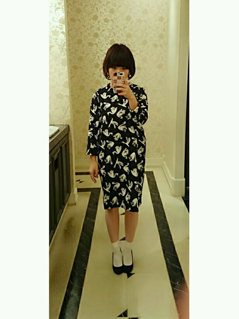 「結婚式、パーティードレス、パーティーファッション、ワンピース、ママコーデ、二次会ファッション、秋、ボブ、スワン柄、黒」｜「tutuannaのアイテム（レッグウェア、ホワイト系）」を使った、あたち時々ぼく。さん（キッズ・90cm）の秋コーディネートの1枚目の写真