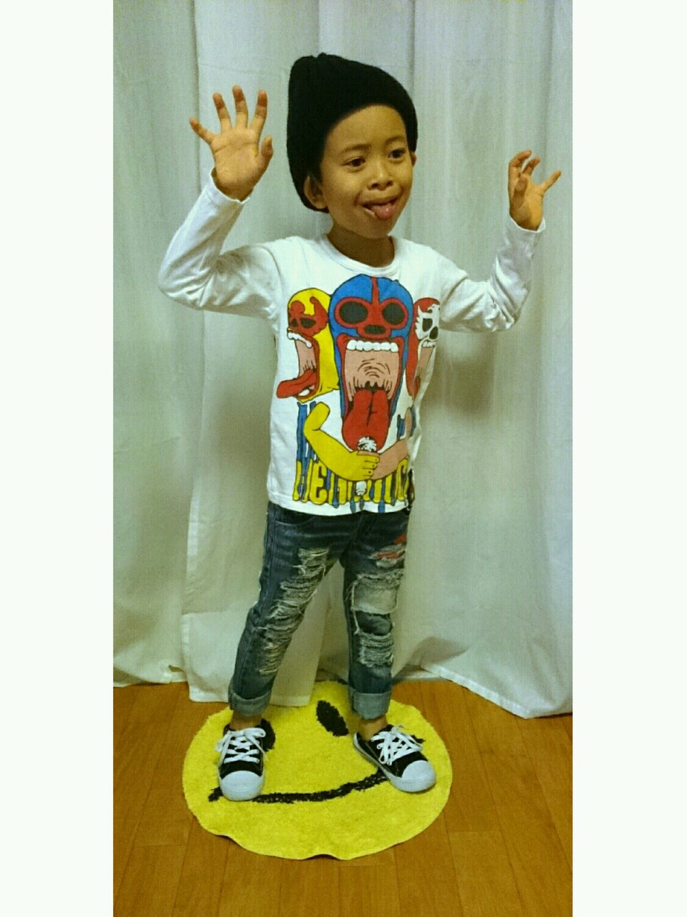 「ニット帽、ロンT、白、kids、スニーカー、デニム、クラッシュデニム」｜「HEAD ROCKのアイテム（トップス、ホワイト系）」を使った、あたち時々ぼく。さん（キッズ・90cm）の冬コーディネートの1枚目の写真