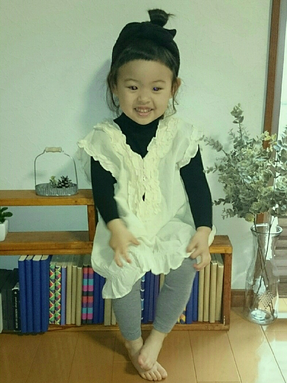 「お団子ヘアー、ベスト、黒タートルネック、ベージュ、グレー、前髪ぱっつん、kids、キッズファッション、カジュアル、娘コーデ」｜「＊のアイテム（トップス、ベージュ系）」を使った、あたち時々ぼく。さん（キッズ・100cm）の春コーディネートの1枚目の写真