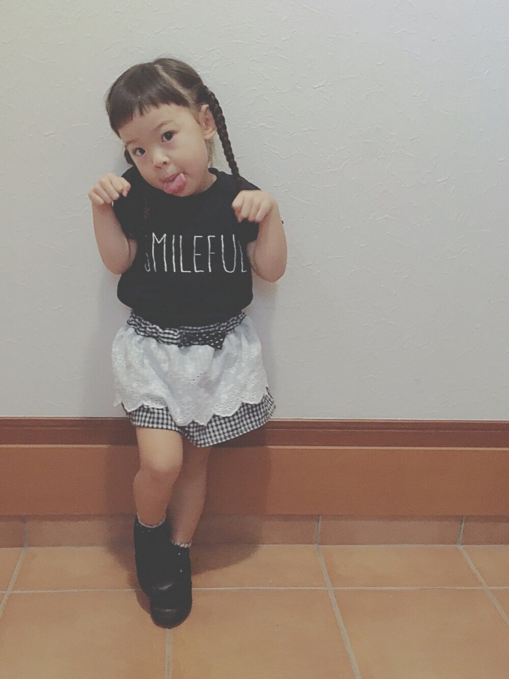 「女の子、3歳、キッズファッション、シンプルコーデ、モノトーン、黒Tシャツ、みつあみ、チェックスカート、キッズコーデ」｜「THE SHOP TK のSMILEFUL Tシャツ（Tシャツ/カットソー、ブラック系）」を使った、あたち時々ぼく。さん（キッズ・100cm）の秋コーディネートの1枚目の写真
