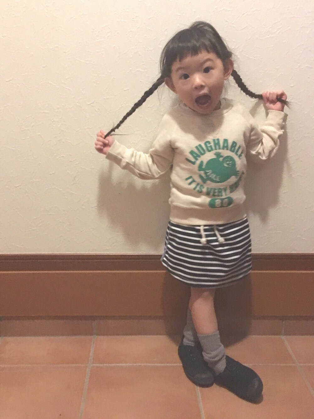 「おんなのこ、スウェット、カジュアル、ボーダー、3歳、キッズコーデ、キッズファッション、みつあみ、秋のコーデ、休日スタイル」｜「RADCHAPのベーシックボーダースカート（スカート、ブルー系）」を使った、あたち時々ぼく。さん（キッズ・100cm）の秋コーディネートの1枚目の写真