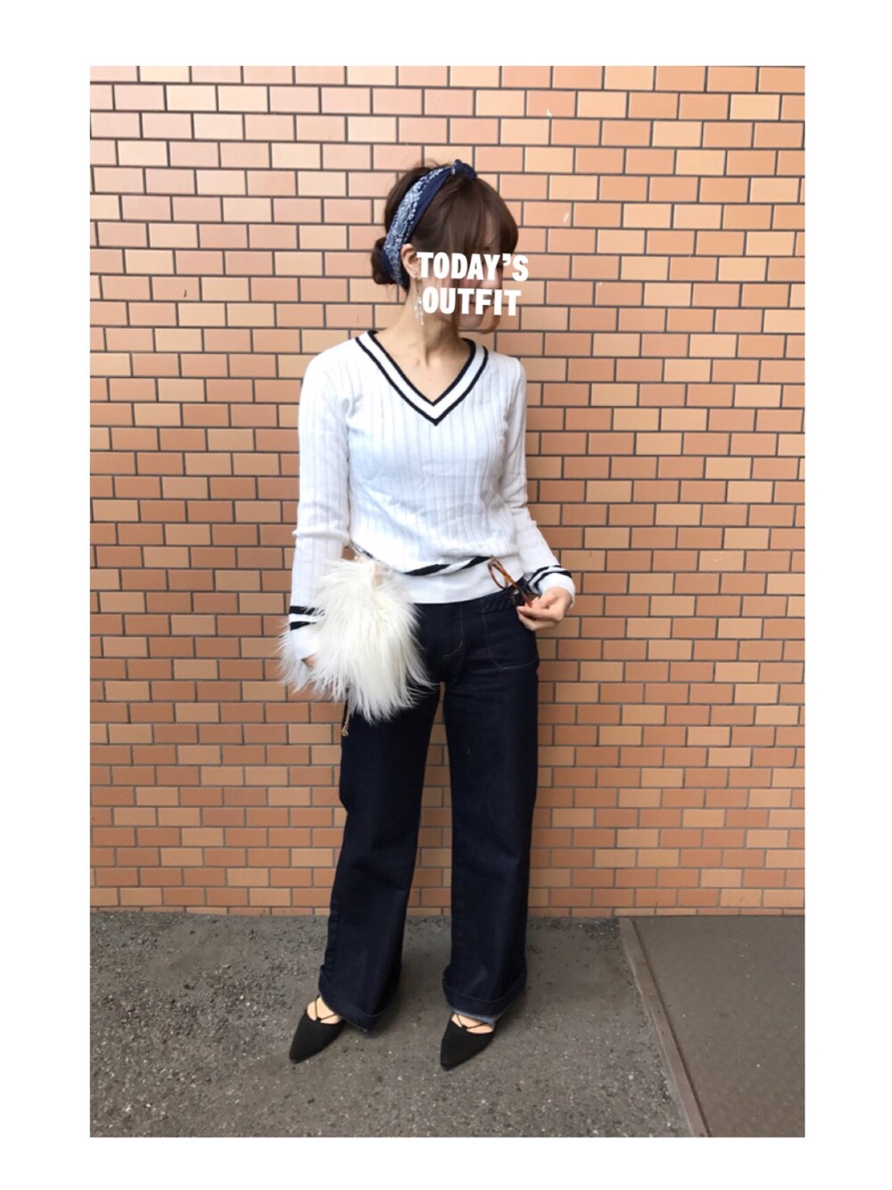 「大人カジュアル、河野悦子、地味にスゴイ校閲ガール河野悦子、パンツスタイル、ファー小物、編み上げパンプス、バギーパンツ、赤い靴下、Vネックニット、バンダナ」｜「AZUL by moussyのC100 12GラインケーブルV/N長袖PO（ニット/セーター、ホワイト系）」を使った、aiku♡さん（レディース・152cm）の秋コーディネートの1枚目の写真