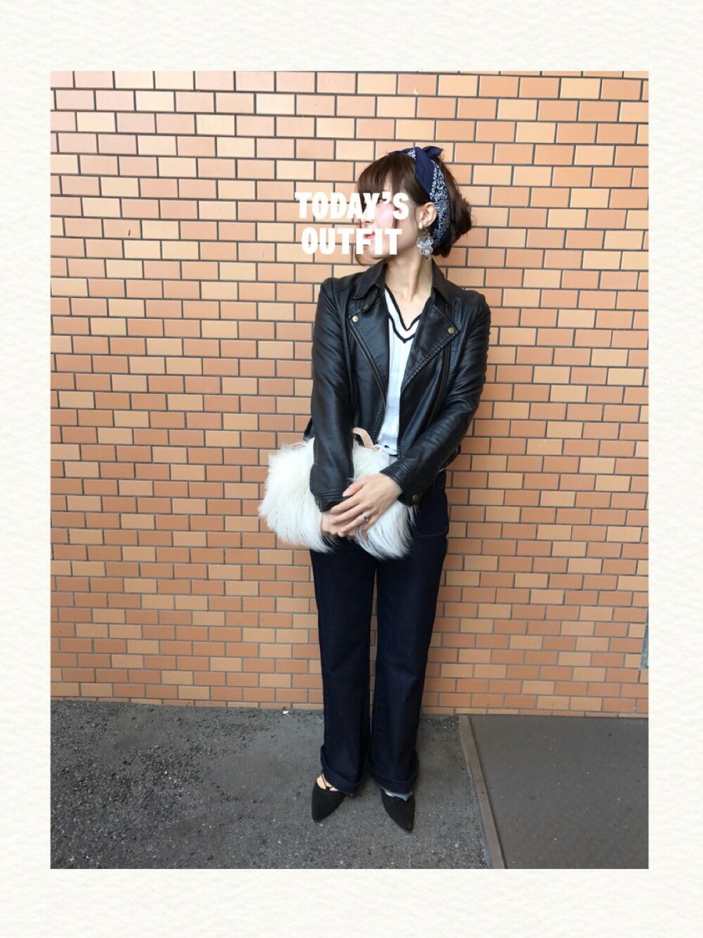 「パンツスタイル、ファー小物、denim、ライダース、黒、バンダナ、編み上げパンプス、カジュアル、ラインニット、地味にスゴイ校閲ガール河野悦子」｜「Chicoのがま口ファーショルダーバッグ（ショルダーバッグ、ベージュ系）」を使った、aiku♡さん（レディース・152cm）の秋コーディネートの1枚目の写真