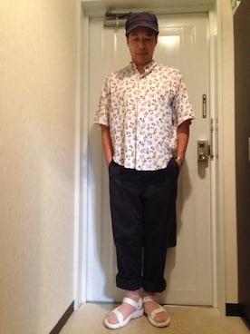 「白いスニーカー」｜「アイテム（サンダル）」を使った、マーチンさん（メンズ・170cm）の夏コーディネート