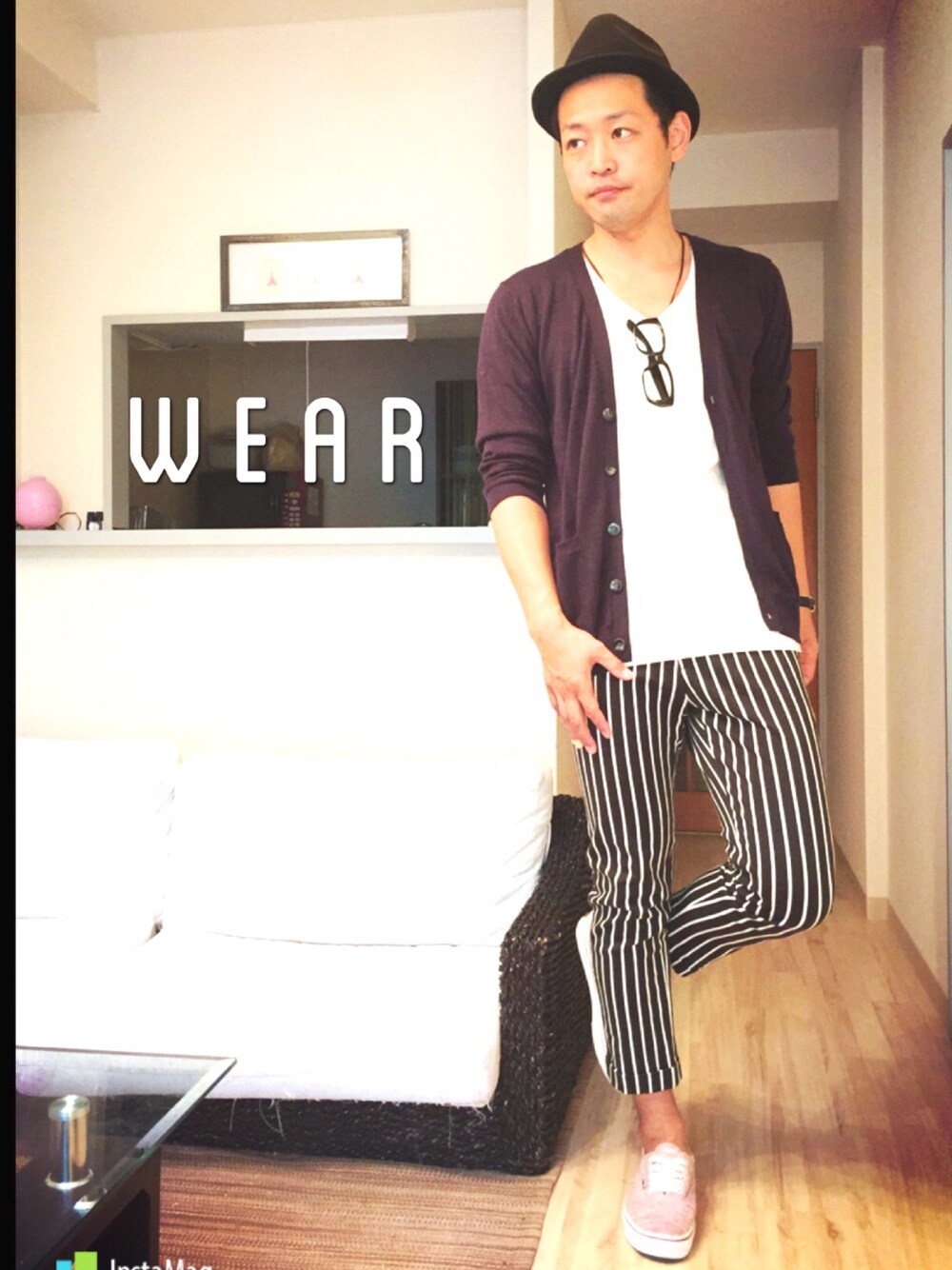 ブルー系のカーディガン/ボレロ、ブラック系のその他パンツ、ホワイト系のTシャツ/カットソーを着用したメンズの秋コーディネートの1枚目の写真