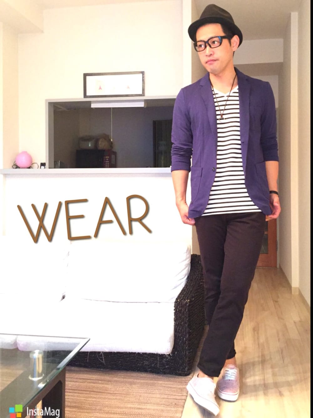 ブルー系のカーディガン/ボレロ、ホワイト系のTシャツ/カットソー、ブラック系のその他パンツを着用したメンズの秋コーディネートの1枚目の写真