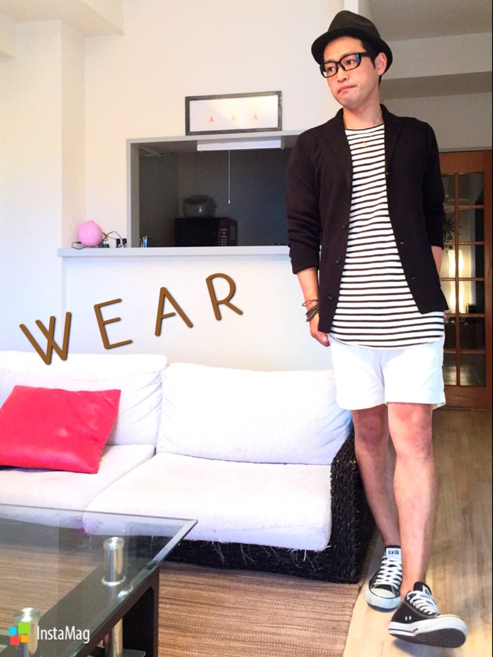 ブラック系のカーディガン/ボレロ、その他のTシャツ/カットソー、ブラック系のスニーカーを着用したメンズの秋コーディネートの1枚目の写真