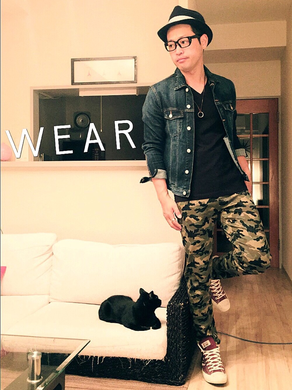 ブルー系のデニムジャケット、グリーン系のその他パンツ、レッド系のスニーカーを着用したメンズの秋コーディネートの1枚目の写真