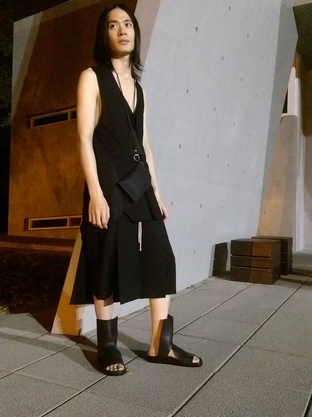 「Thamanyahのアイテム（ベスト、ブラック系）」を使った、PatrickChienさん（メンズ・167cm）の春コーディネートの1枚目の写真