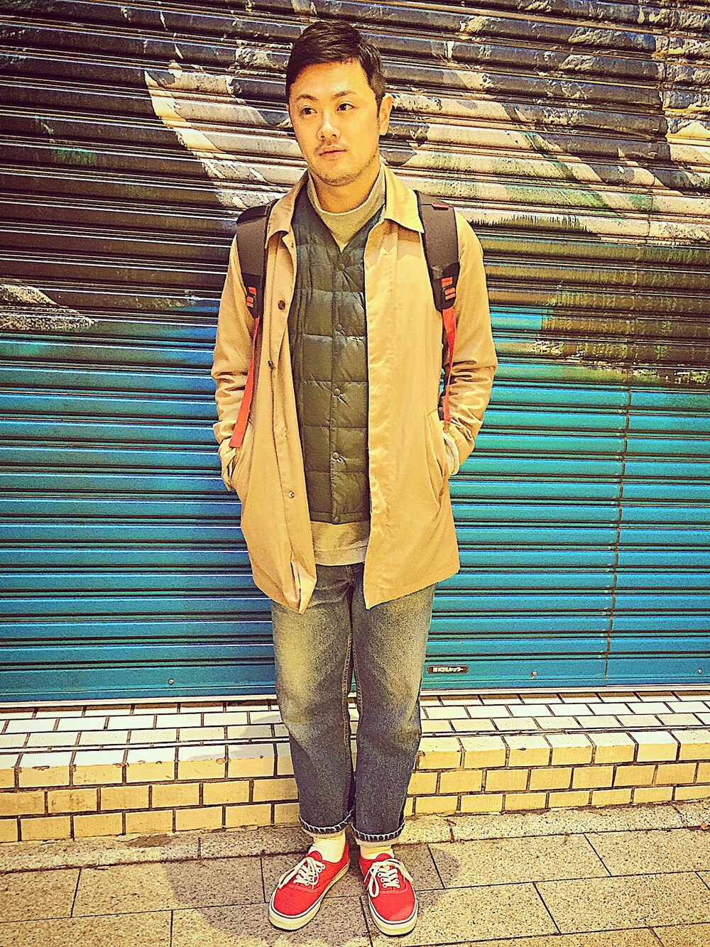 「VANS、Levi's、INCASE」｜「VANSのアイテム（スニーカー、レッド系）」を使った、エンドウSUNさん（メンズ・177cm）の秋コーディネートの1枚目の写真