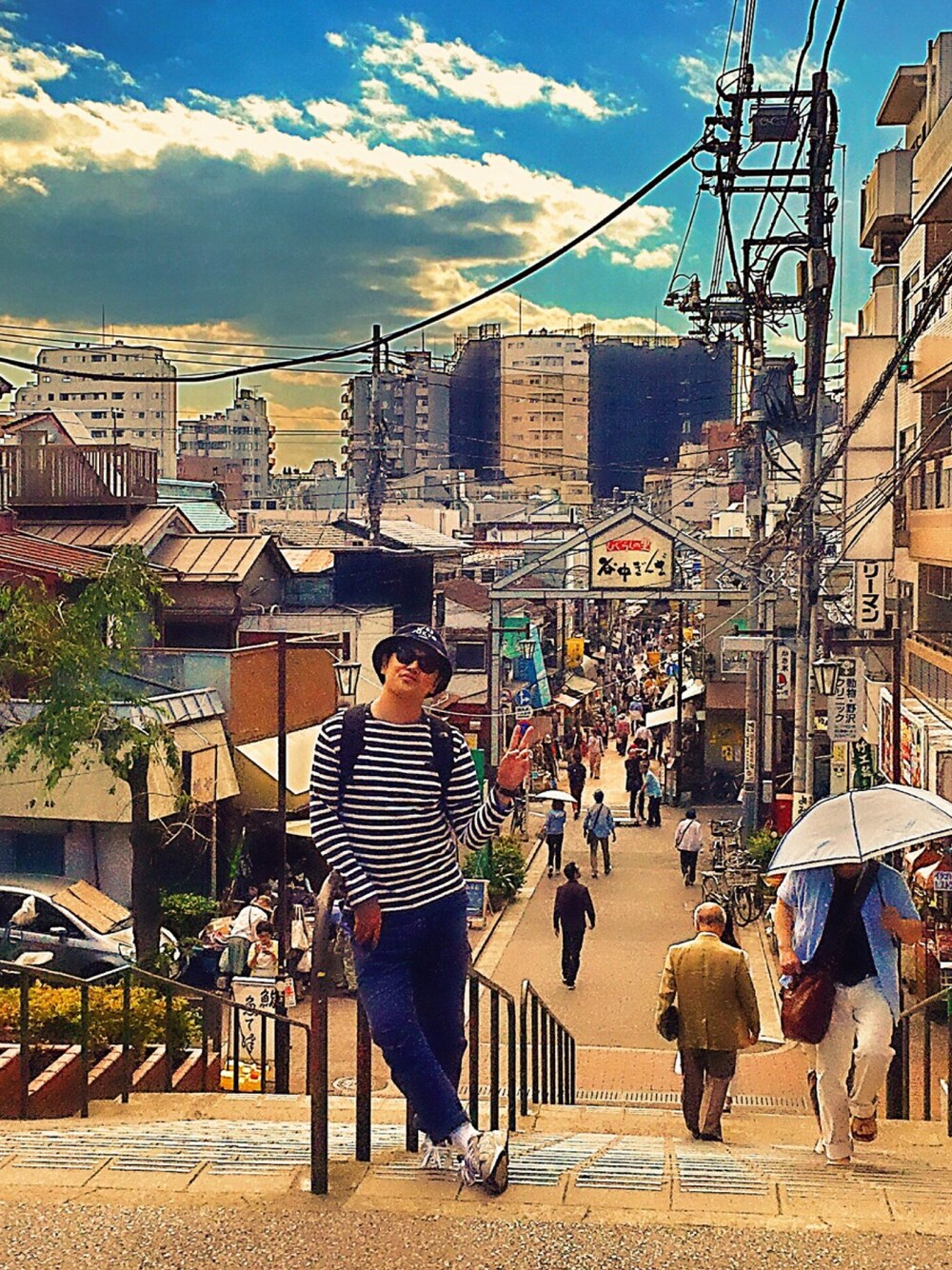 「coen、ray ban、New Balance」｜「NEW BALANCEのNEW BALANCE/ニューバランス　W990 GL3（スニーカー、グレー系）」を使った、エンドウSUNさん（メンズ・177cm）の秋コーディネートの1枚目の写真