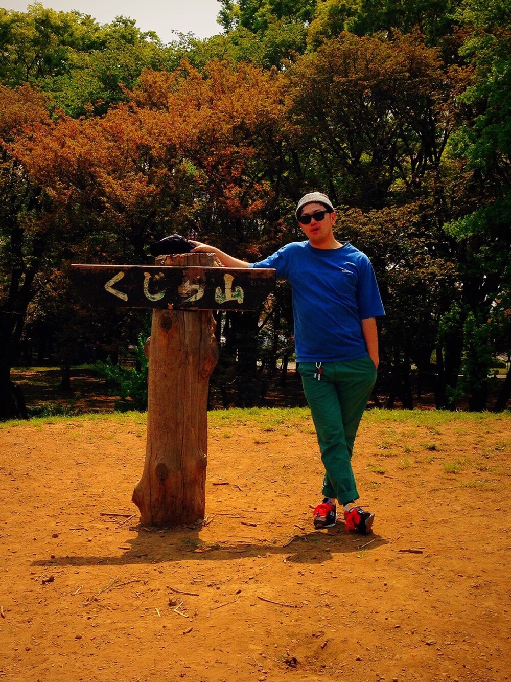 「BEAMS、HARE、New Balance、GOODENOUGH」｜「GOODENOUGHのアイテム（Tシャツ/カットソー、ブルー系）」を使った、エンドウSUNさん（メンズ・177cm）の秋コーディネートの1枚目の写真