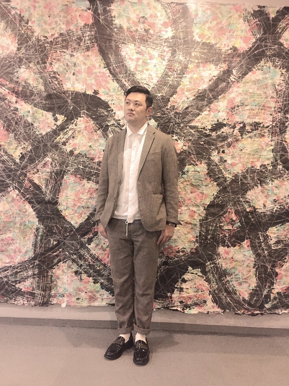 「BEAMS」｜「BEAMSのアイテム（スラックス、ベージュ系）」を使った、エンドウSUNさん（メンズ・177cm）の秋コーディネートの1枚目の写真