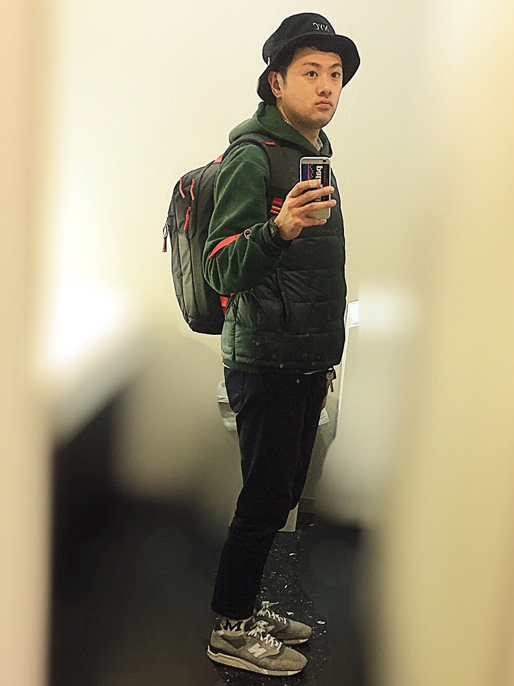 「Champion、INCASE、New Balance」｜「UNIQLOのアイテム（ジャケット/アウター、グリーン系）」を使った、エンドウSUNさん（メンズ・177cm）の冬コーディネートの1枚目の写真