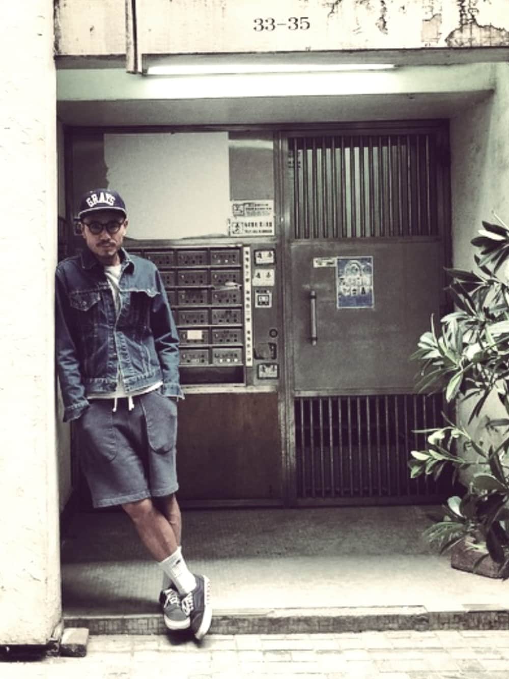 グレー系のTシャツ/カットソー、ブルー系のデニムジャケット、ブルー系のその他パンツを着用したメンズの春コーディネートの1枚目の写真