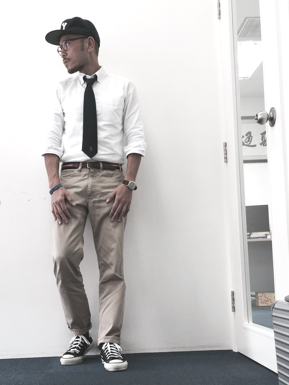 「仕事着、春コーデ、帽子、Ivy style、RUGGED MUSEAM、converse、Polo Ralph Lauren、Gentleman」｜「POLO RALPH LAURENのアイテム（ネクタイ、ブルー系）」を使った、Brianさん（メンズ・180cm）の春コーディネートの1枚目の写真