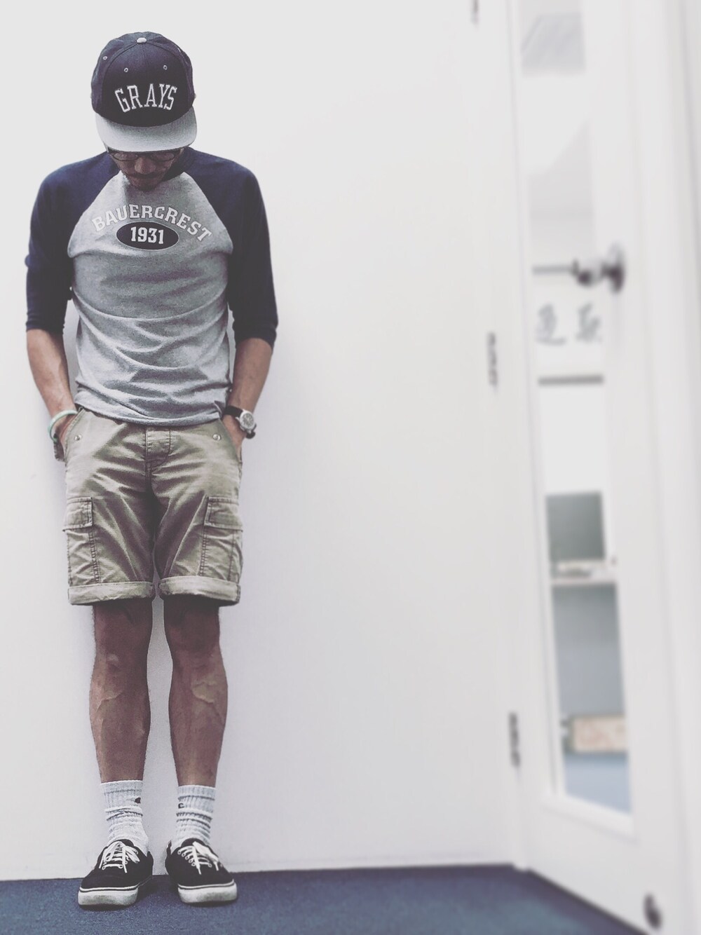 その他のトップス、ブルー系のキャップ、グレー系のソックス/靴下を着用したメンズの春コーディネートの1枚目の写真