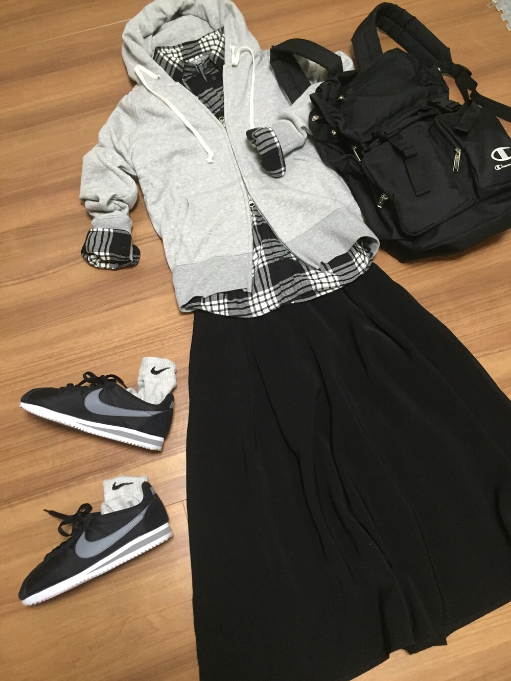ブラック系のスニーカー、ブラック系のシャツ/ブラウス、グレー系のパーカーを着用したレディースの秋コーディネートの1枚目の写真