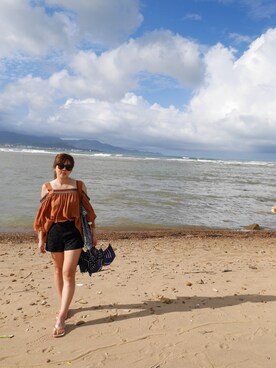 「MIHARA（-）のアイテム（パンツ）」を使った、Ellen Taiさん（レディース・166cm）の秋コーディネート