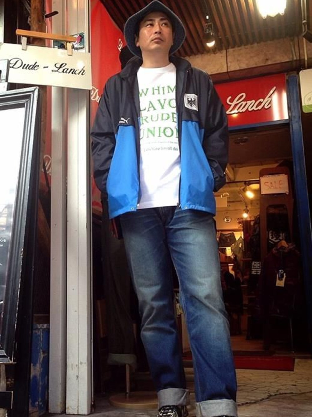 ブルー系のミリタリージャケット、ホワイト系のTシャツ/カットソー、グリーン系のスニーカーを着用したメンズの春コーディネートの1枚目の写真