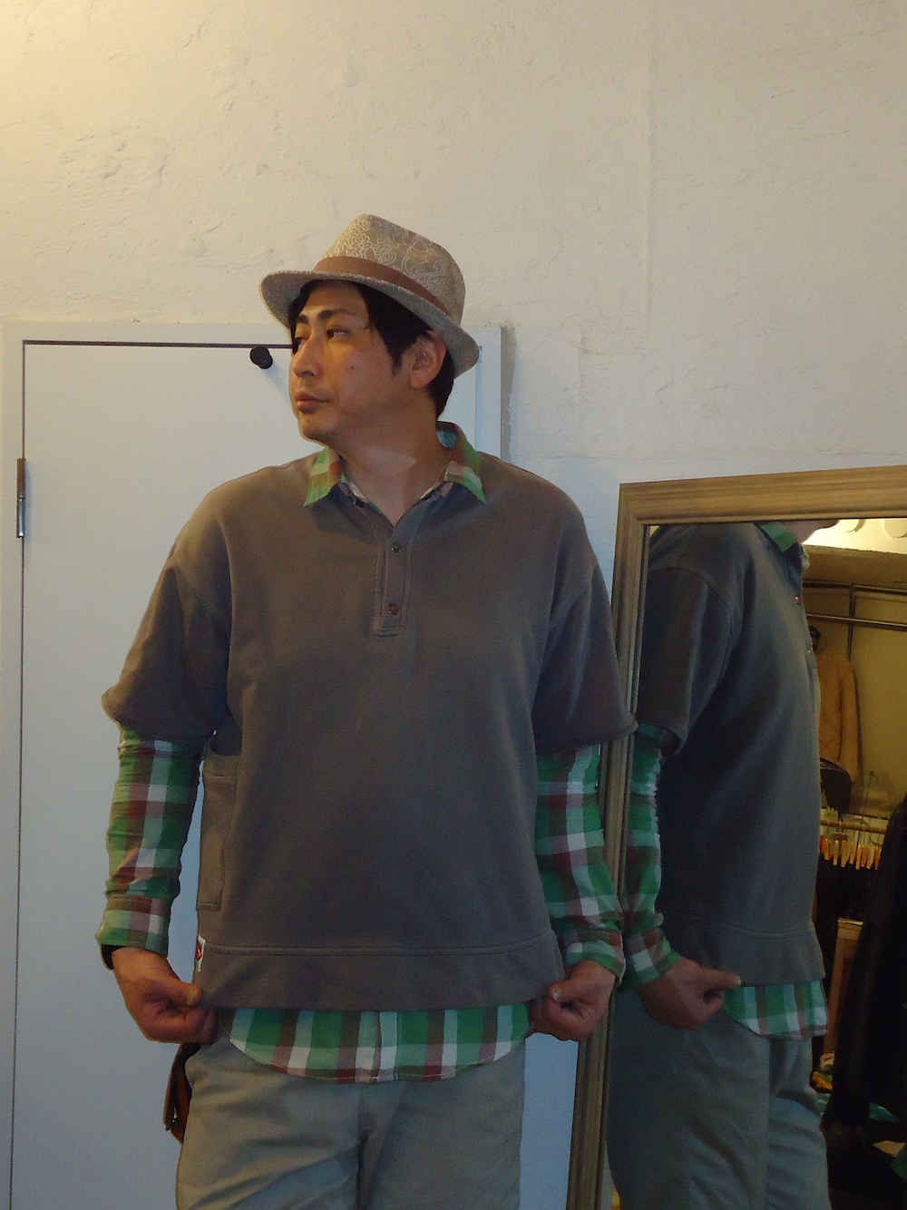 「アメカジ、短パン、カスタム、CHUMS」｜「CHUMSの小窓①　まず袖を着る長さを決めます。僕はいつも手のひらがベスト。（その他、ブラック系）」を使った、デュードランチたっちゃんさん（メンズ・187cm）の春コーディネートの1枚目の写真