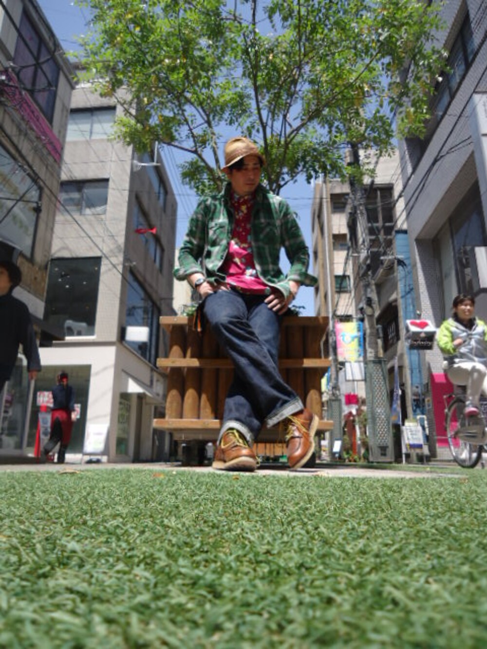 「チェックシャツ、アメカジ、RED WING、ハマダー、アロハシャツ、髭が似合う男になりたい、通勤codeフェス、wear的お花見祭り、アメカジ万歳、たっちゃん😊」｜「RED WING SHOESの小窓①　昭和のファッション誌風(笑)（ブーツ、ブラウン系）」を使った、デュードランチたっちゃんさん（メンズ・187cm）の春コーディネートの1枚目の写真