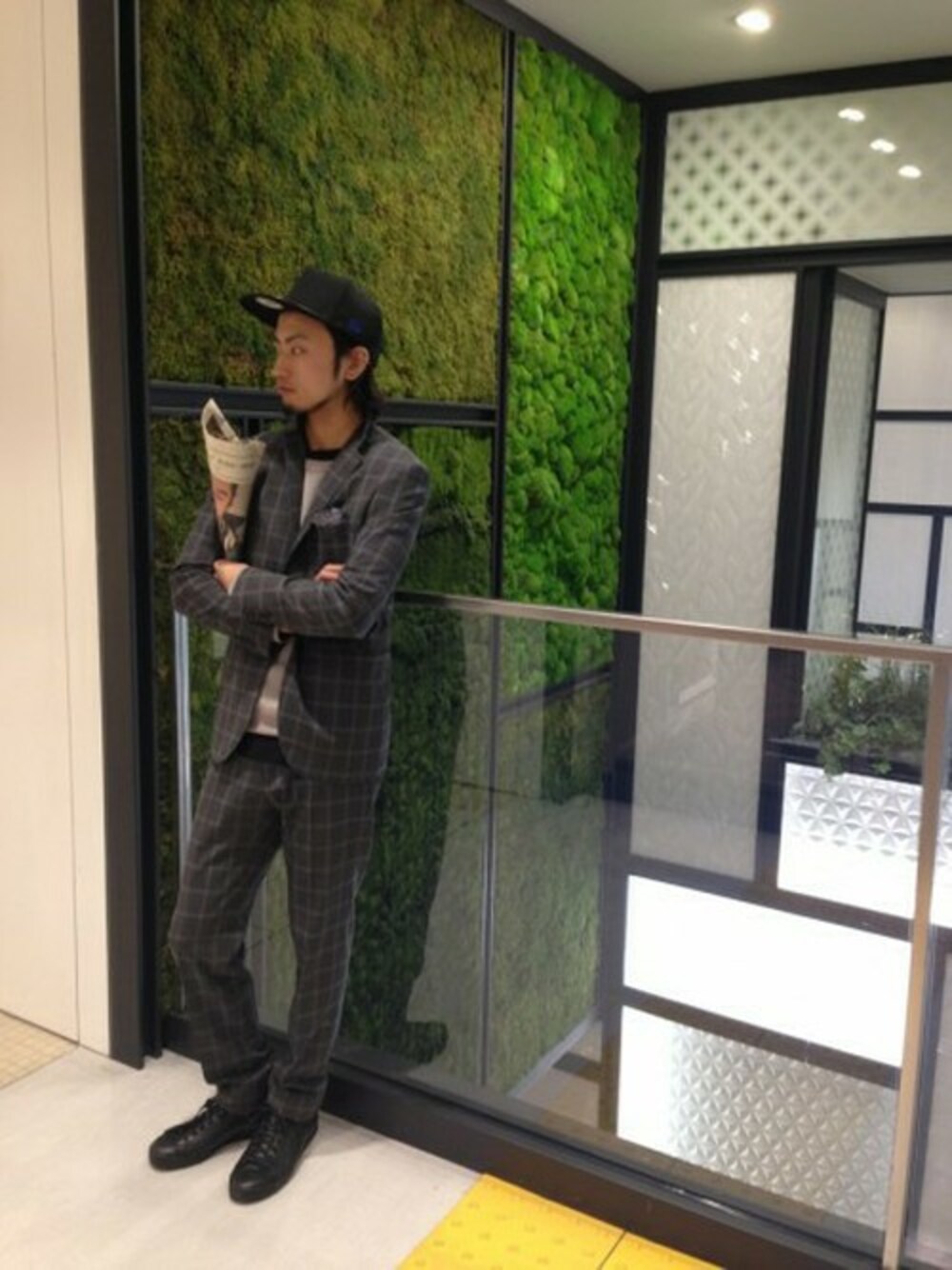 グレー系のテーラードジャケット、グレー系のスーツパンツを着用したメンズの春コーディネートの1枚目の写真