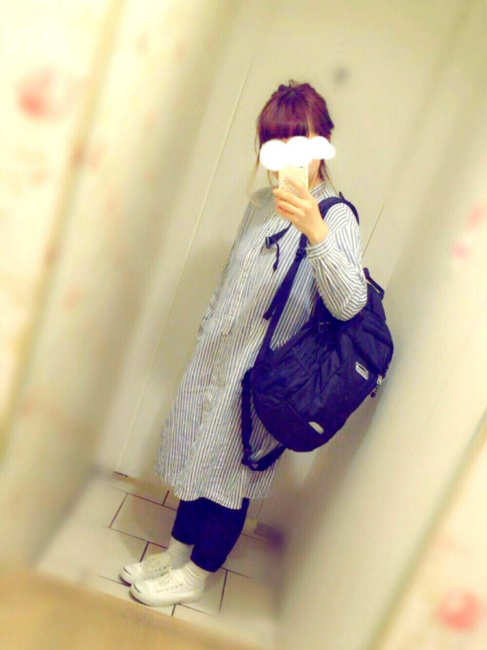 ブルー系のシャツワンピース、ホワイト系のスニーカー、ブラック系のその他パンツを着用したレディースの春コーディネートの1枚目の写真