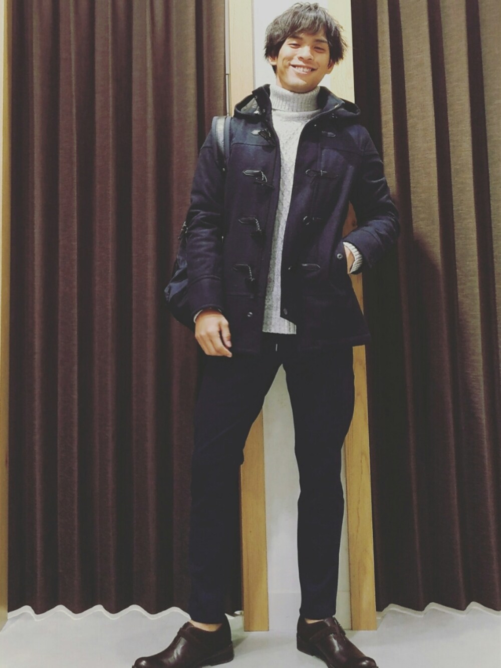 ブルー系のダッフルコート、ブルー系のその他パンツ、グレー系のニット/セーターを着用したメンズの冬コーディネートの1枚目の写真