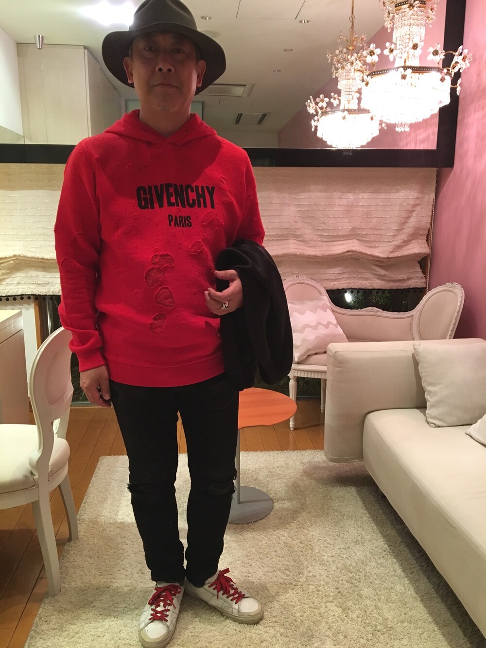 「おきにいり、GIVENCHY」｜「GIVENCHYのアイテム（パーカー、レッド系）」を使った、Michitaka Nodaさん（メンズ・175cm）の秋コーディネートの1枚目の写真