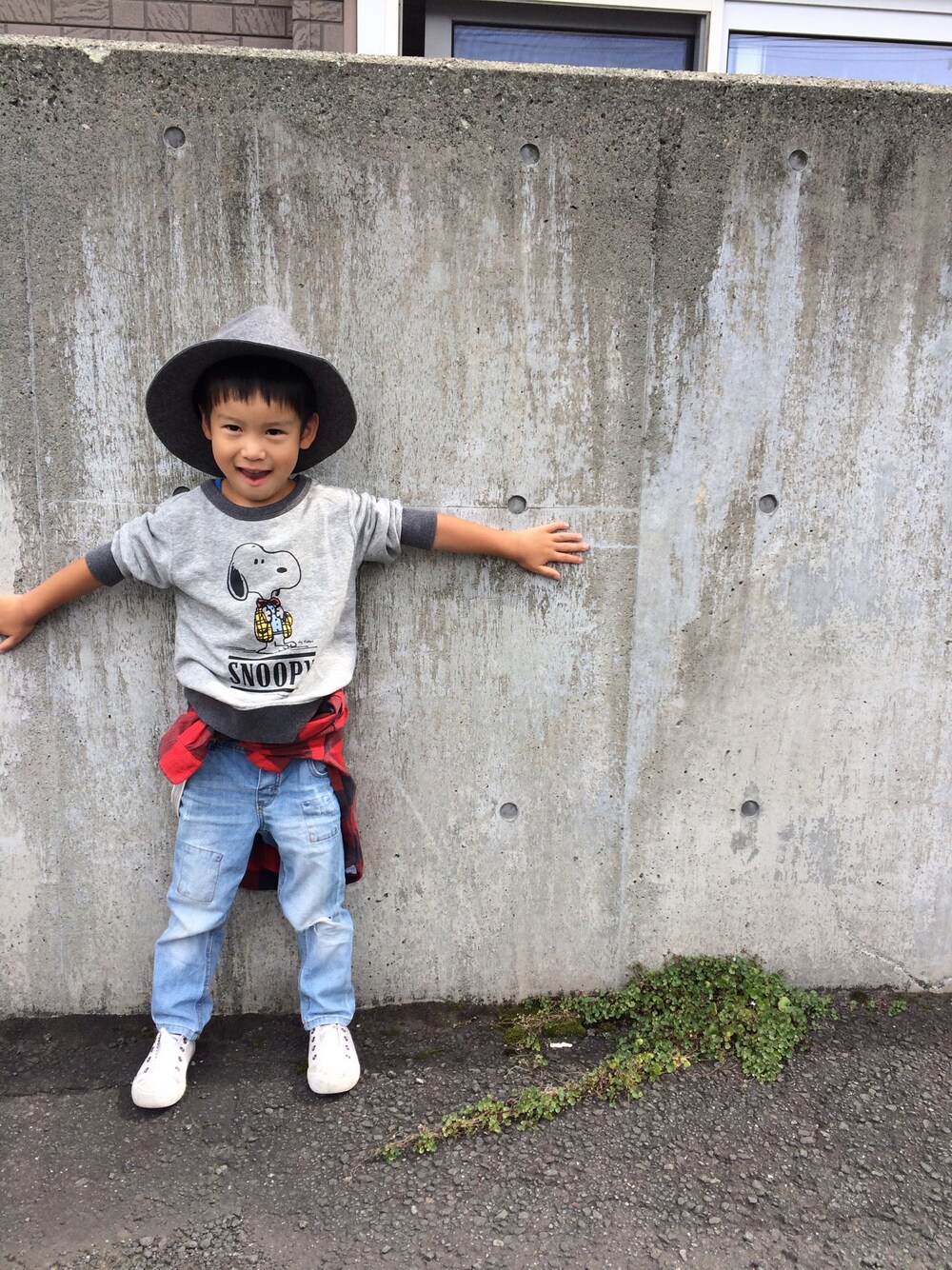 「ハット、スヌーピー、ユニクロ、GAP、チェックシャツ、キッズコーデ」｜「UNIQLOのアイテム（Tシャツ/カットソー、グレー系）」を使った、neru0504さん（キッズ・165cm）の秋コーディネートの1枚目の写真