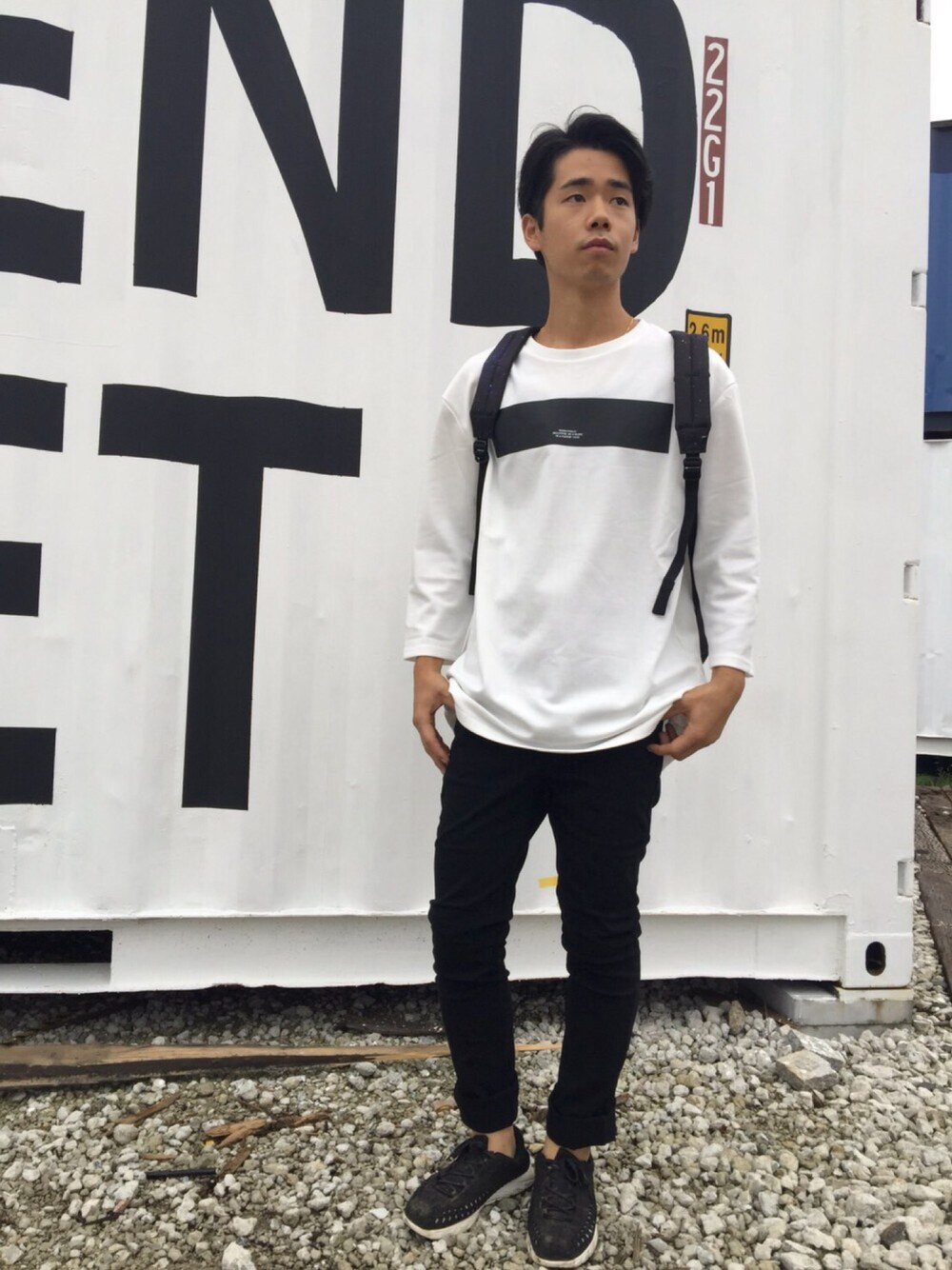「秋コーデ、シンプルスタイル、BigT、ストリート、バックパック、スキニーパンツ」｜「rovtskiのアイテム（Tシャツ/カットソー、ホワイト系）」を使った、ZOZOさん（メンズ・168cm）の秋コーディネートの1枚目の写真