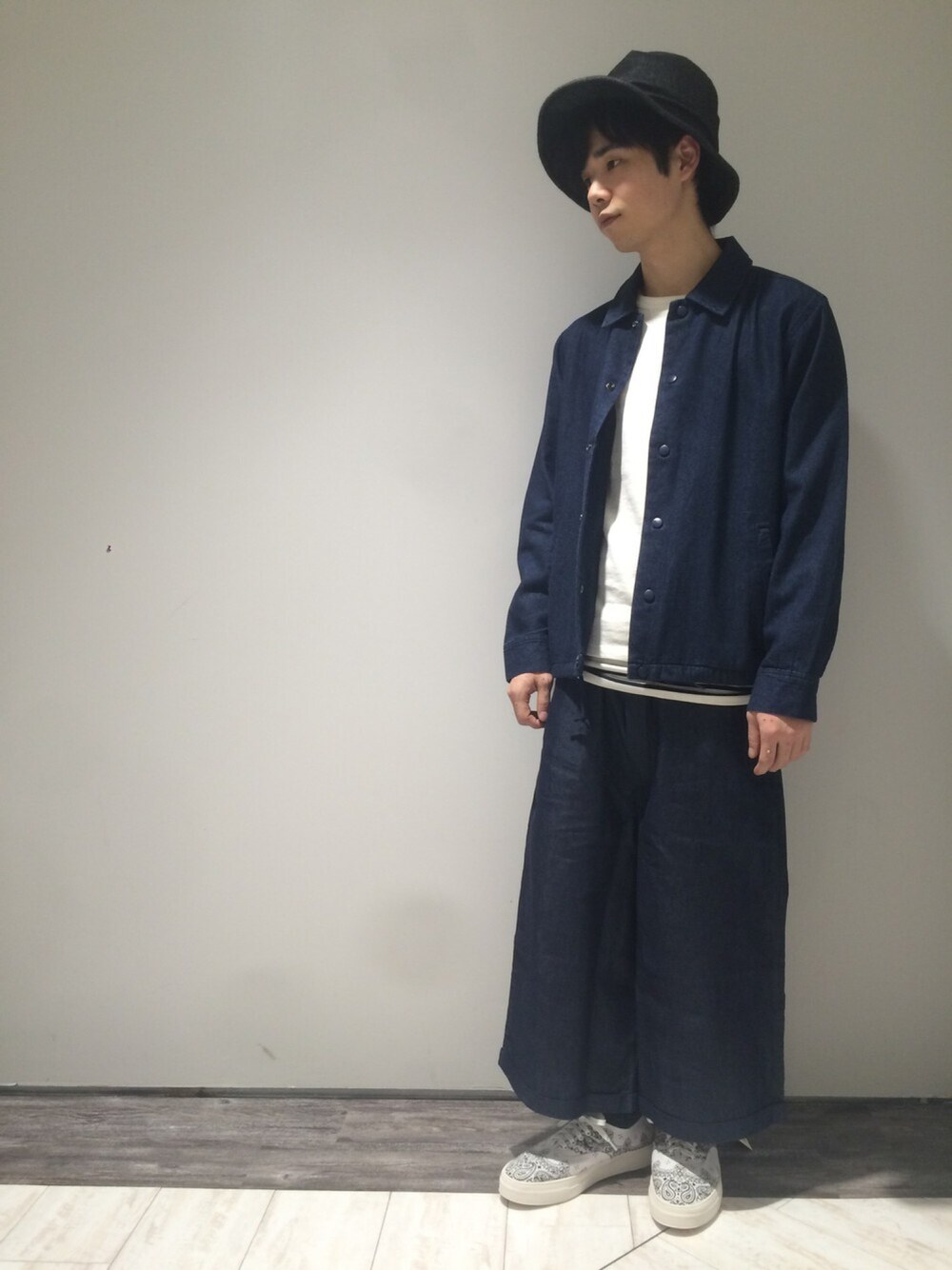 「デニム、ボーダー、ハット、レイヤードスタイル、コーチジャケット、ガウチョパンツ」｜「rovtskiのアイテム（Tシャツ/カットソー、ホワイト系）」を使った、ZOZOさん（メンズ・168cm）の秋コーディネートの1枚目の写真